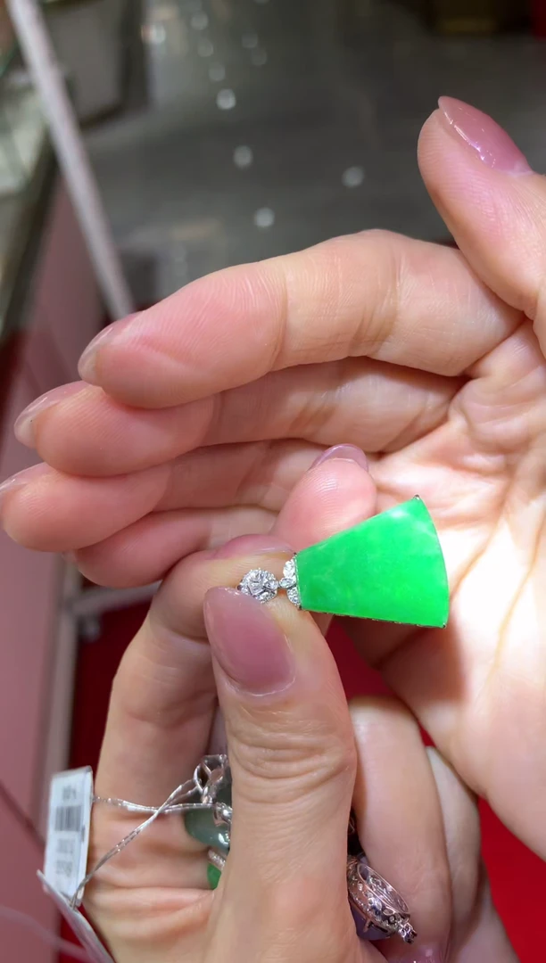 颈饰18K金镶嵌翡翠|不退不换