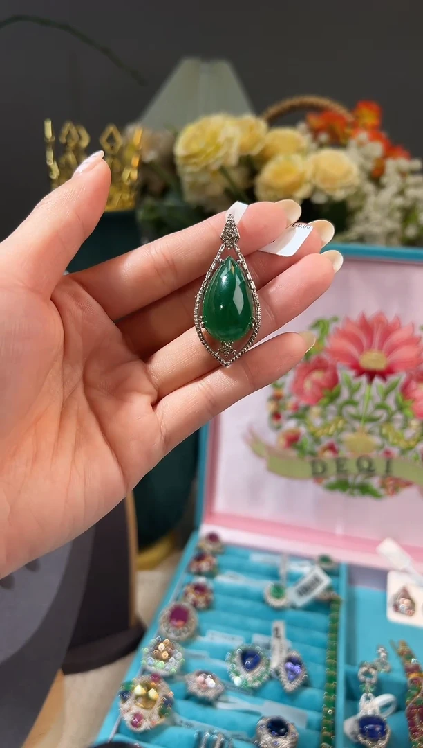吊坠(赠链)未镶嵌祖母绿12.47ct