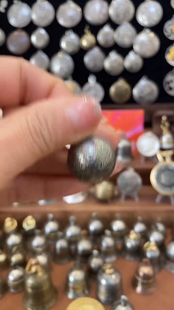 哈***哥不丹八宝圆铃铛微瑕