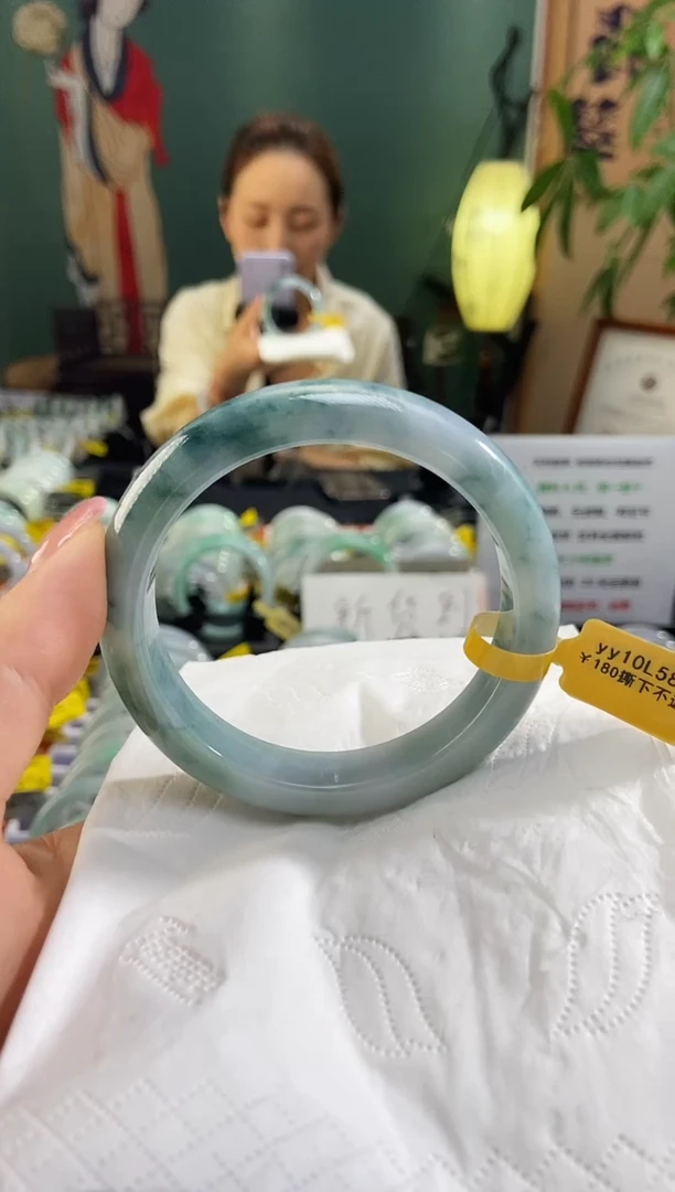 翡翠手镯未镶嵌发***?58圈口t