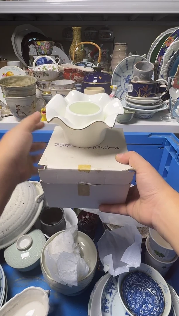 中古瓷器，默认微瑕-瓷很润的插花的器形，有底款