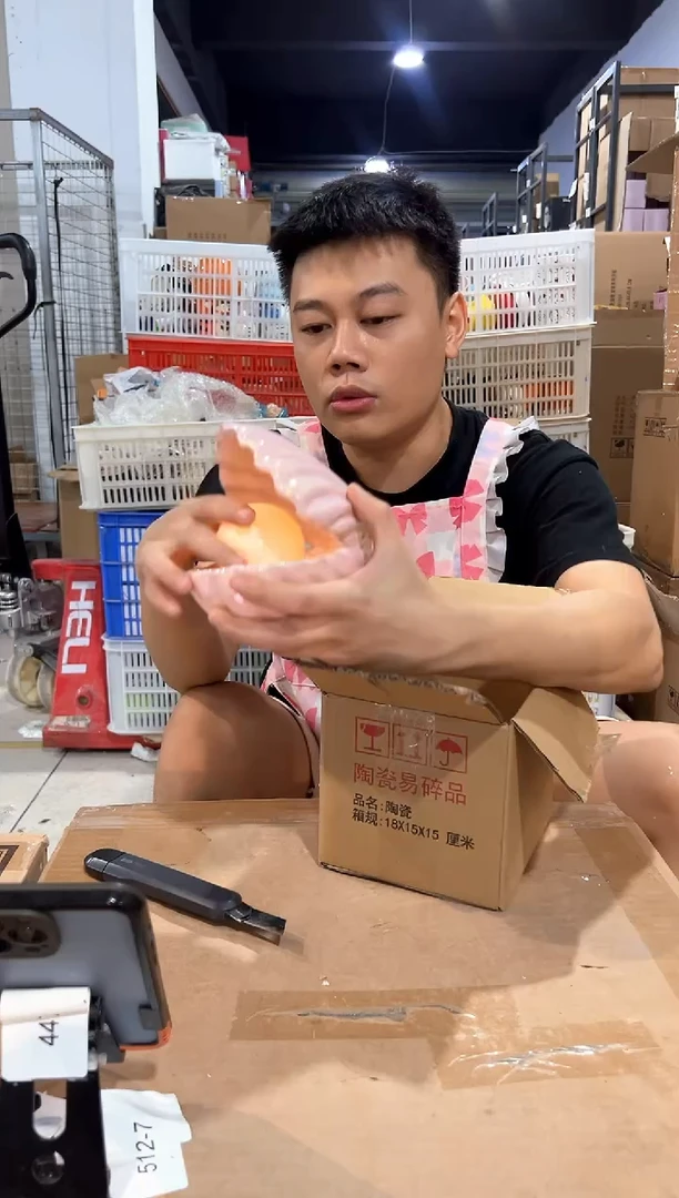 瓷片粉色贝壳带灯摆件