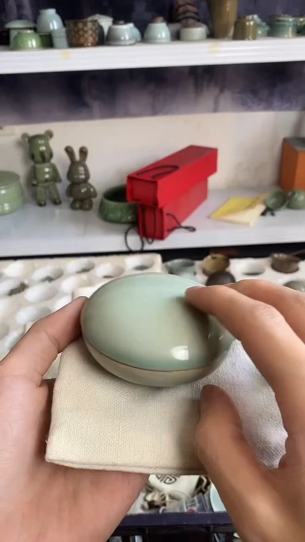 【山隐青瓷】龙窑柴烧粉盒    微瑕