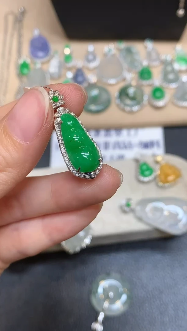 颈饰18K金镶嵌翡翠福豆【无服务费