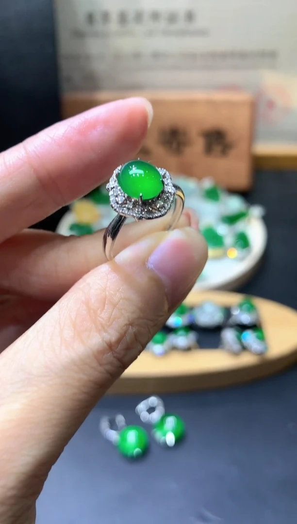 18K金镶嵌戒指翡翠团购