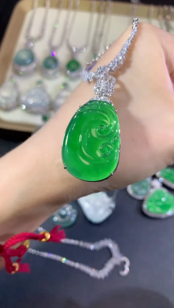 吊坠(不含链)18K金镶嵌翡翠108-如意（不含链扣
