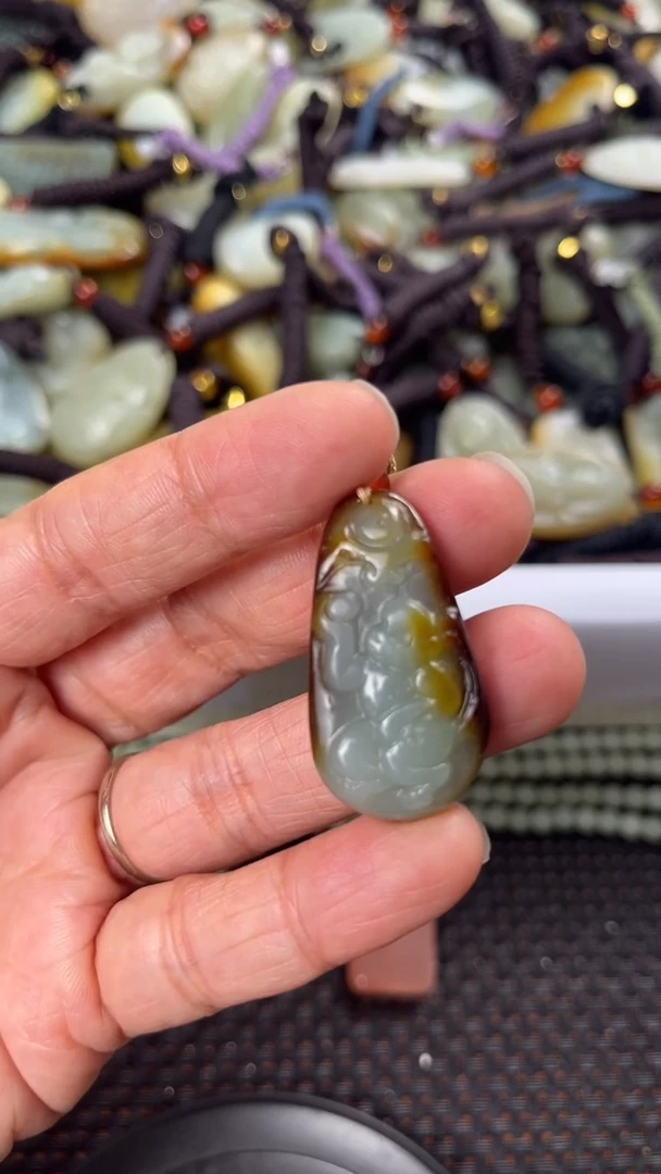 【闪购商品】和田玉颈饰未镶嵌多样性发货没有证书拍一发一有瑕