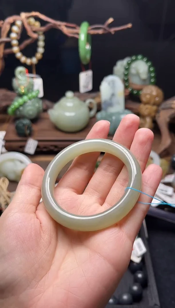 和田玉手镯未镶嵌且末青白54+圈9010126