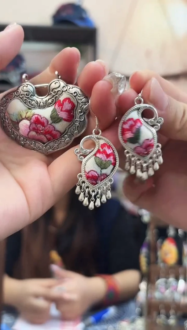 织绣民族风非遗老绣饰品220