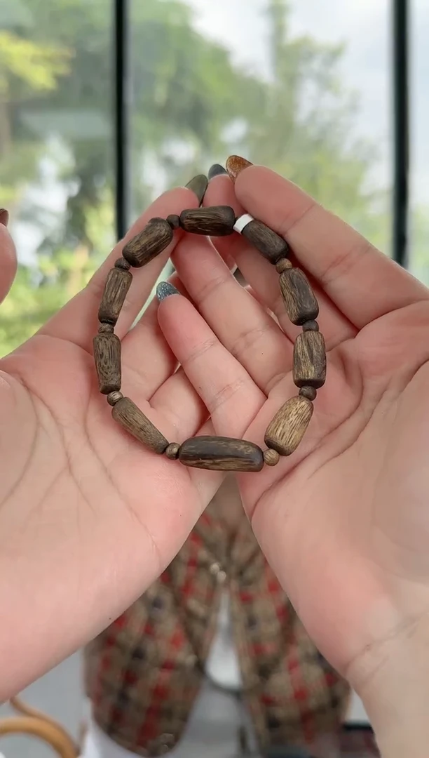 沉香手串海南莺歌绿奇楠树心油随型单圈手串，多样性发其一