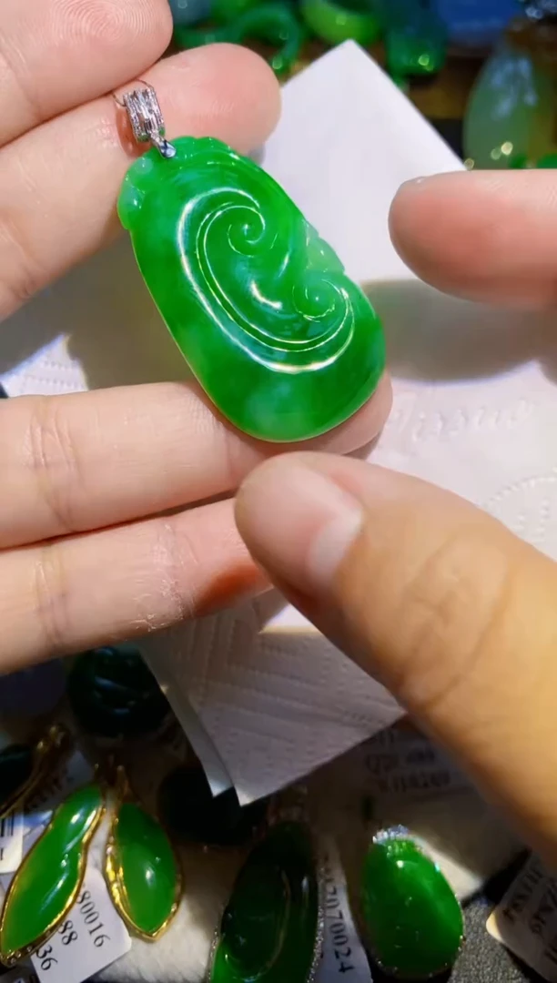 翡翠18K金镶嵌颈饰如意