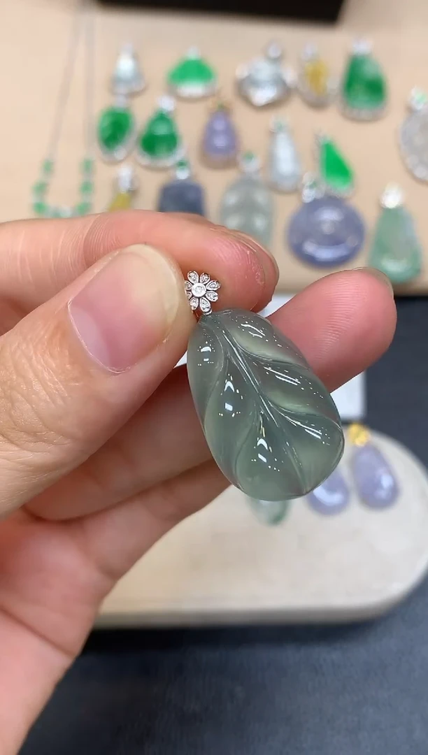 颈饰18K金镶嵌翡翠树叶【无服务费