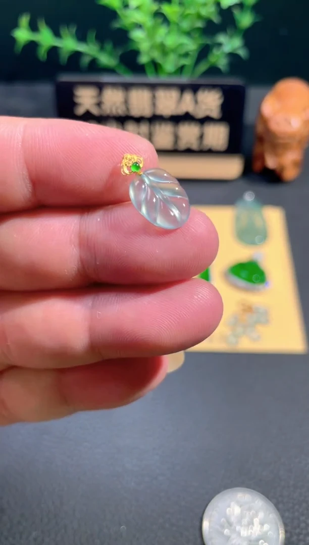 颈饰18K金镶嵌翡翠翡翠