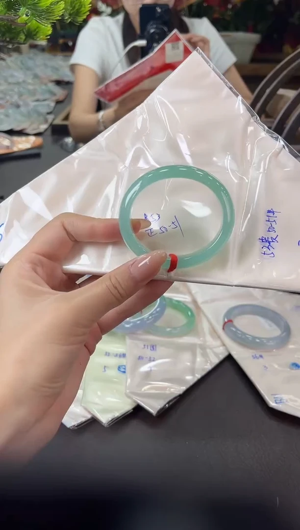 翡翠手镯未镶嵌  75贵妃