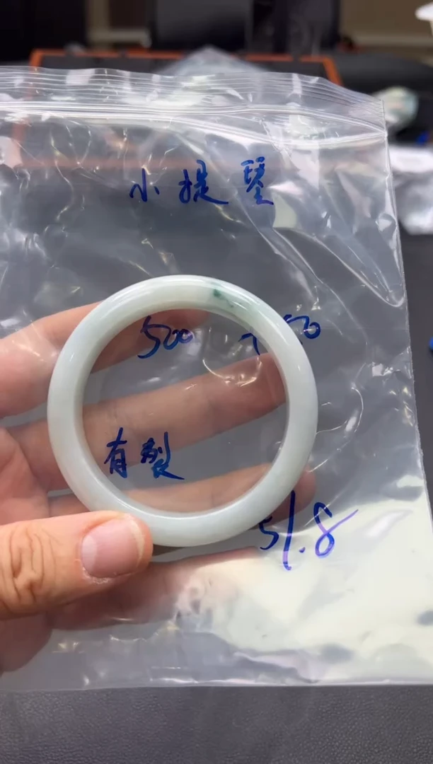 翡翠手镯未镶嵌小提琴货主回流