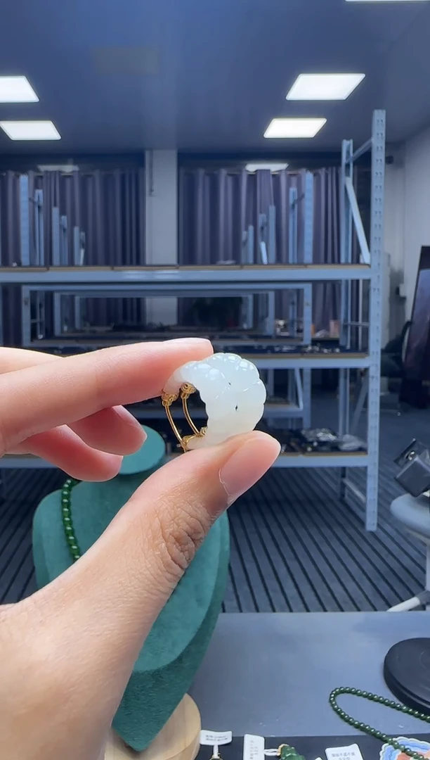 18K金镶嵌和田玉耳饰1