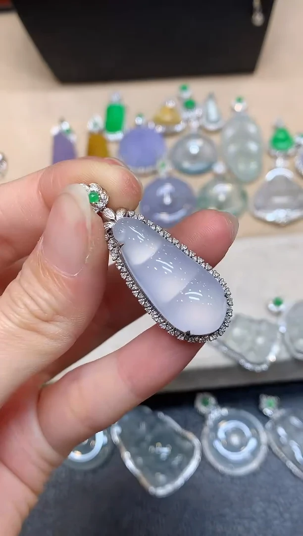 颈饰18K金镶嵌翡翠福豆【无服务费