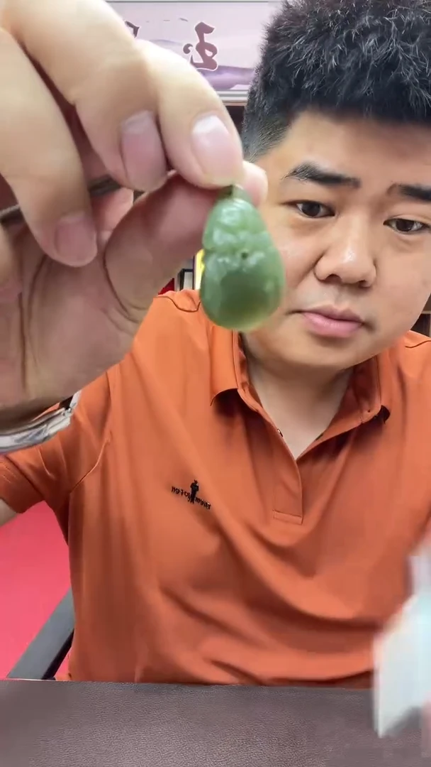 透闪石质玉未镶嵌颈饰O***伞吊坠