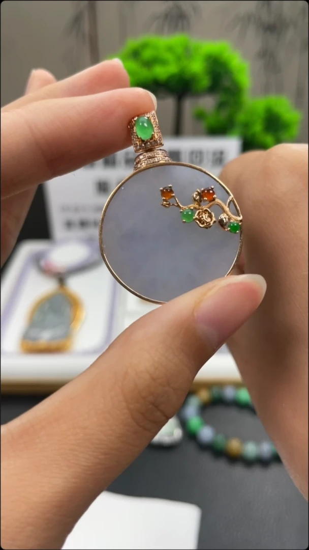 翡翠18K金镶嵌颈饰天然缅甸A货翡翠18k金镶嵌吊坠