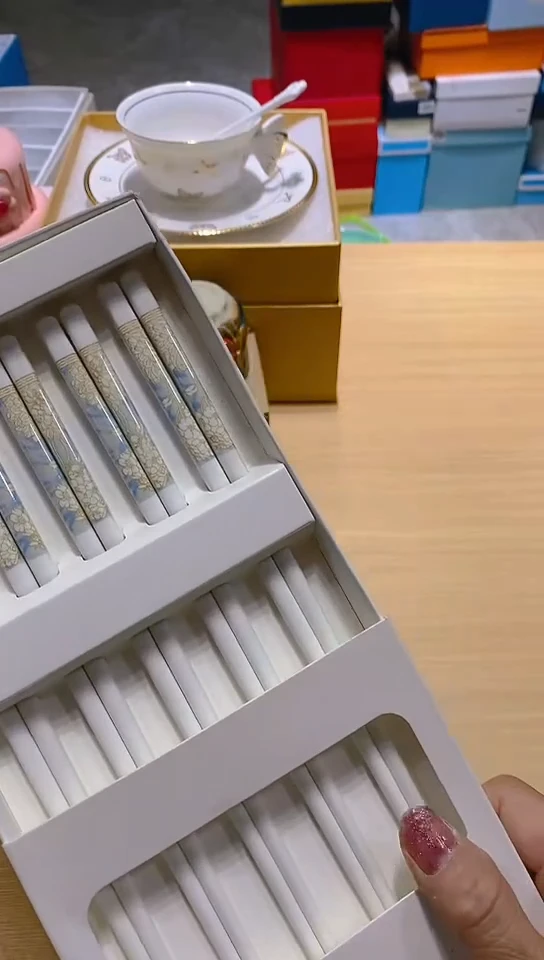 瓷片碗碟好物一件不留@@1