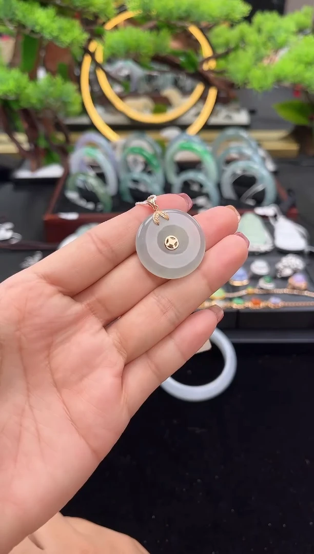 颈饰18K金镶嵌翡翠吊坠