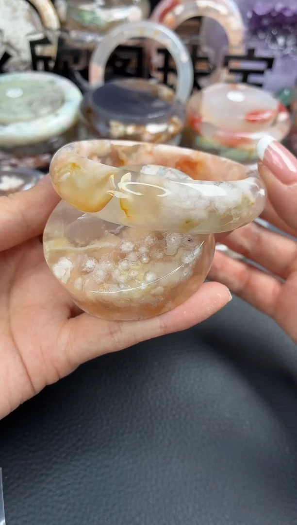 未镶嵌手镯（圆镯）石英质玉木**?57