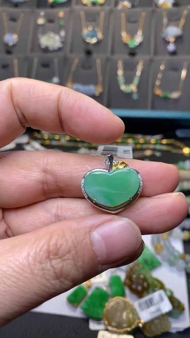 颈饰18K金镶嵌翡翠39989