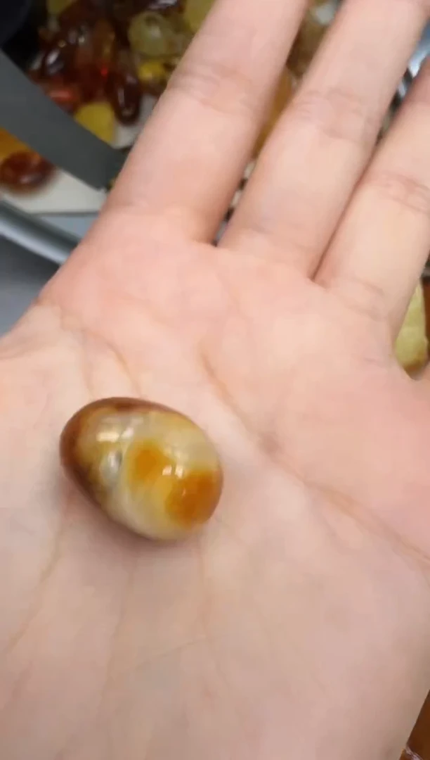 未镶嵌琥珀裸石如图微瑕
