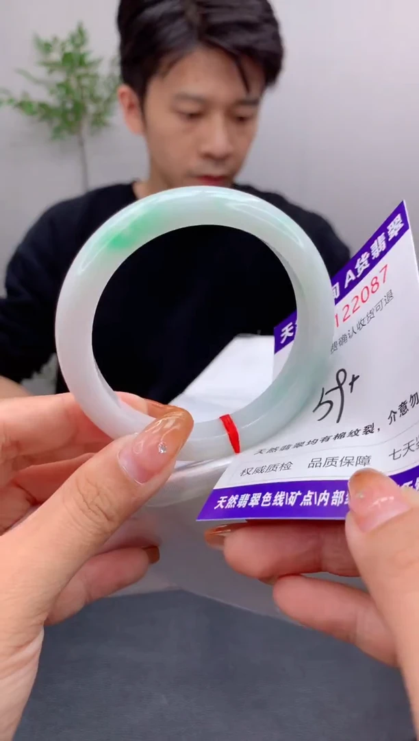 未镶嵌手镯翡翠有纹，完美者勿拍
