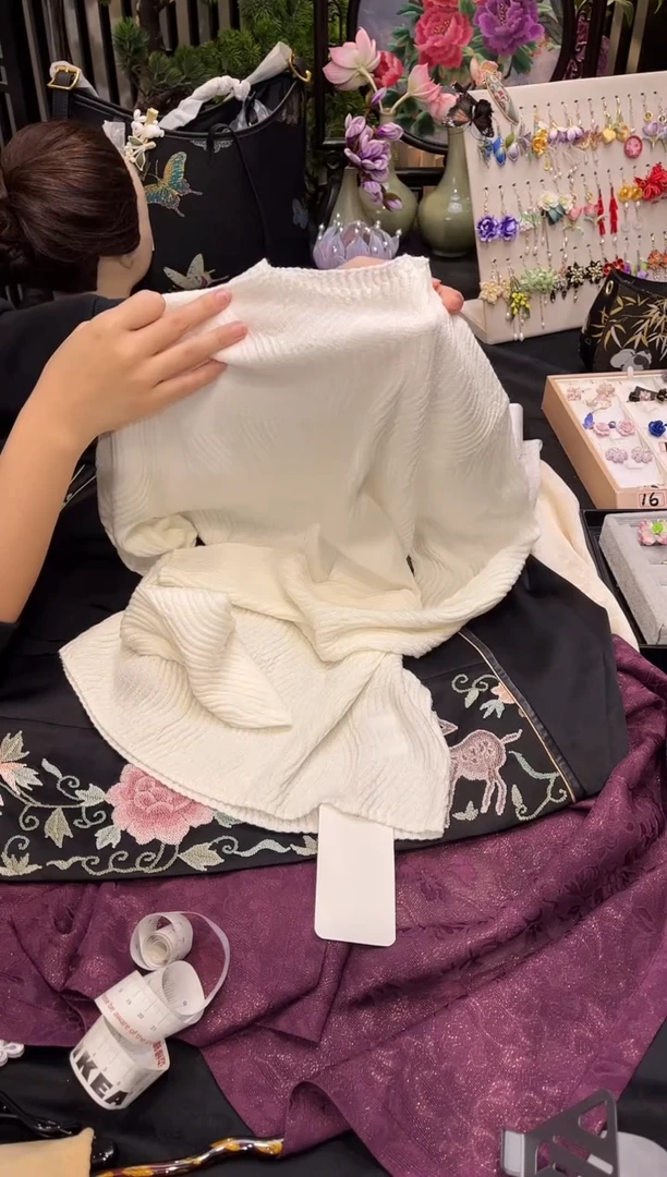 织绣遥****?白色水波纹上衣s码