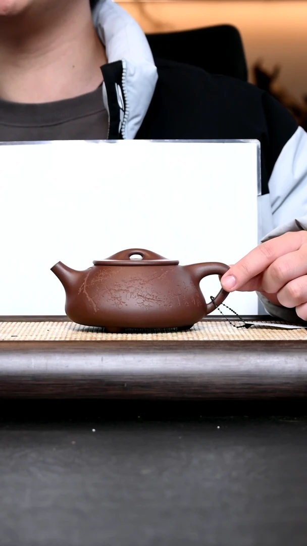 茶壶紫砂陸*AA14607-张伟-景舟瓢梅花1（吴东元刻绘）-底槽清350cc