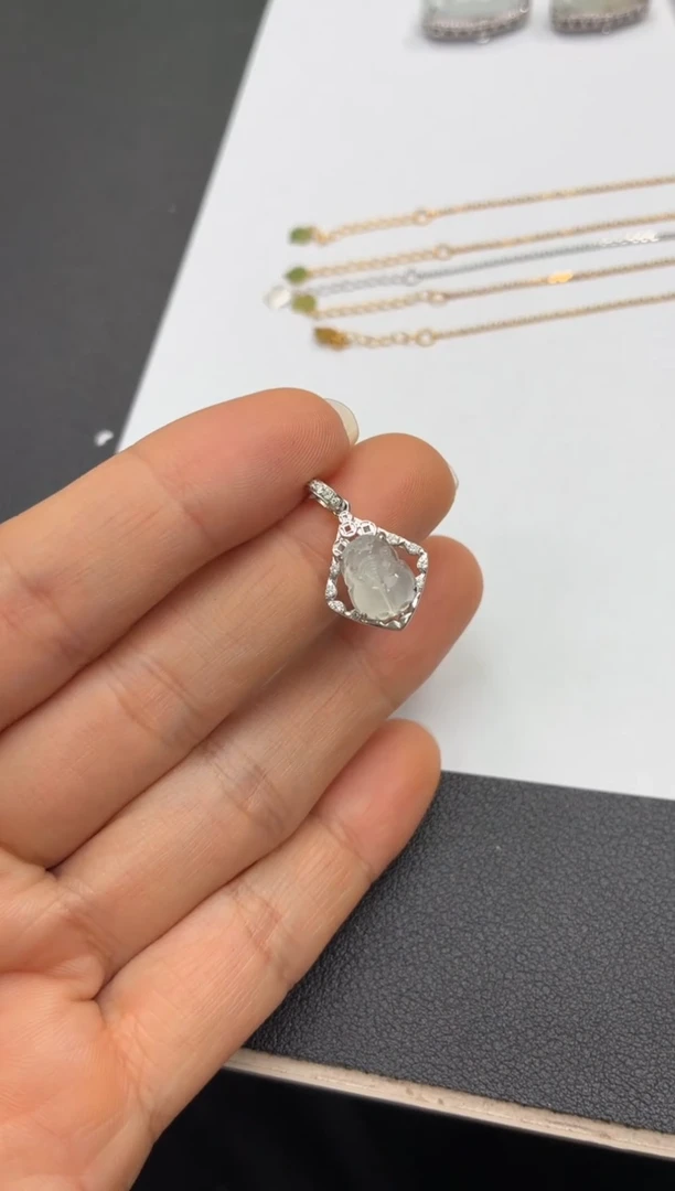 颈饰18K金镶嵌翡翠天然翡翠A货