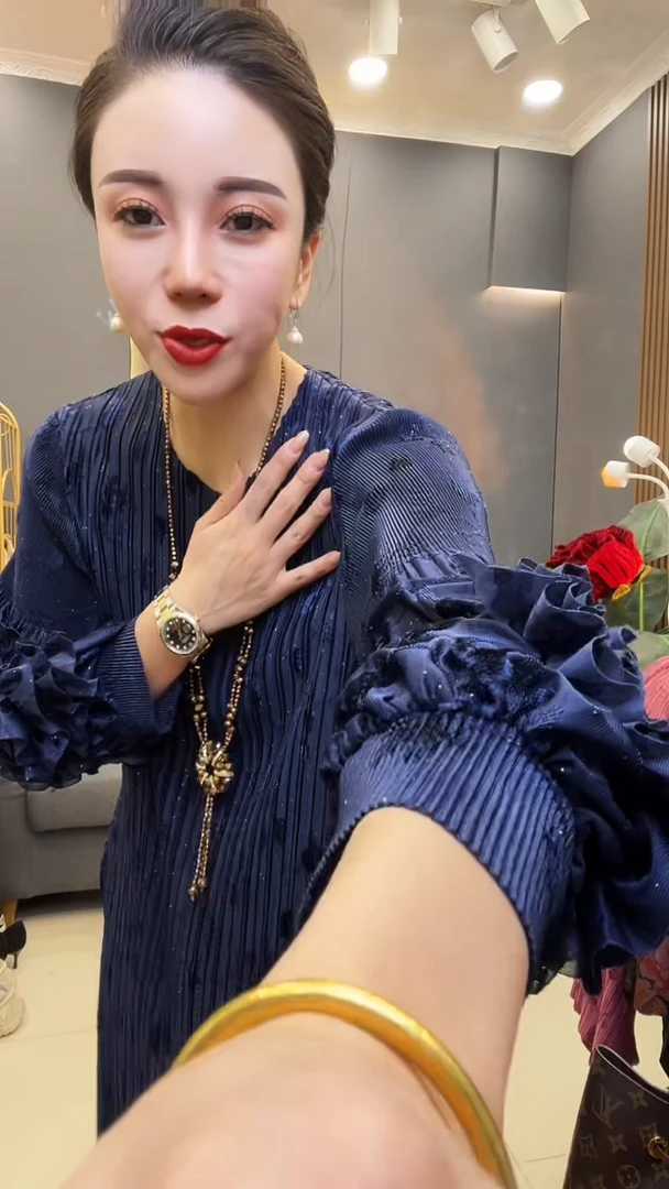 聚酯纤维（涤纶）；蓝色  浪花裙