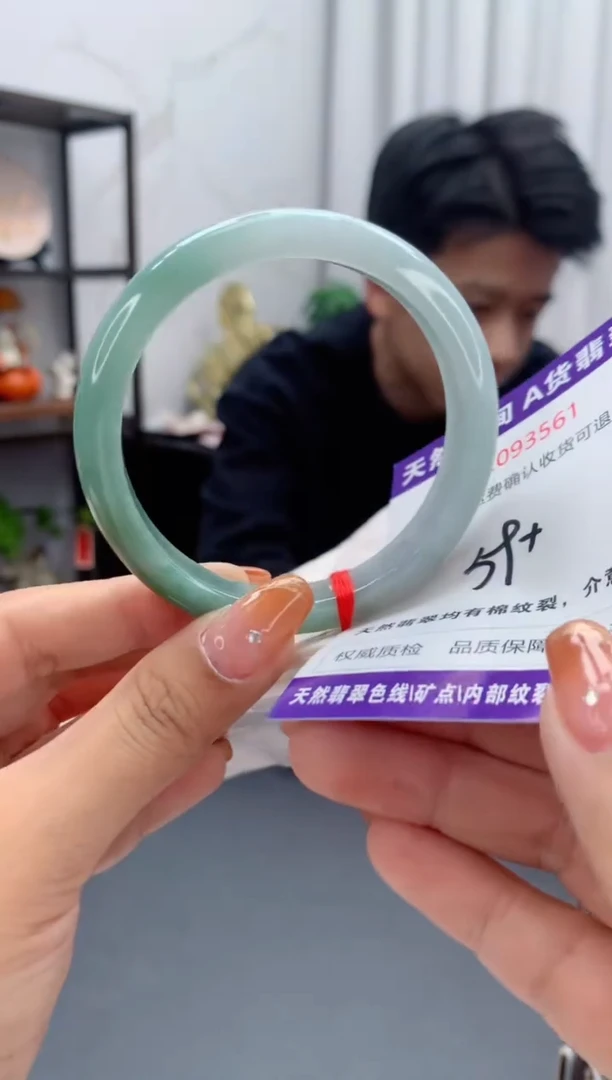 未镶嵌手镯翡翠有纹，完美者勿拍