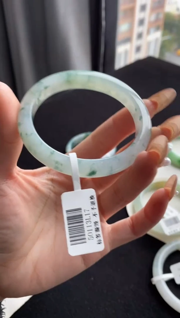 【闪购商品】翡翠手镯未镶嵌55.8圈贵妃飘绿花~不退不换