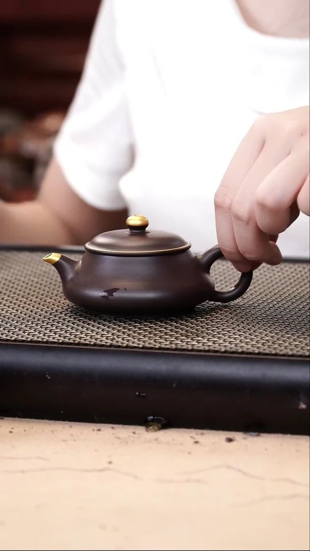 茶壶紫砂四号井茄皮紫泥描金明炉100cc