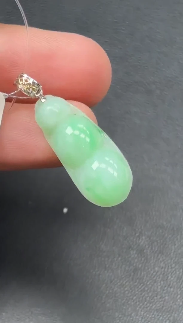 18K金镶嵌挂件翡翠福豆