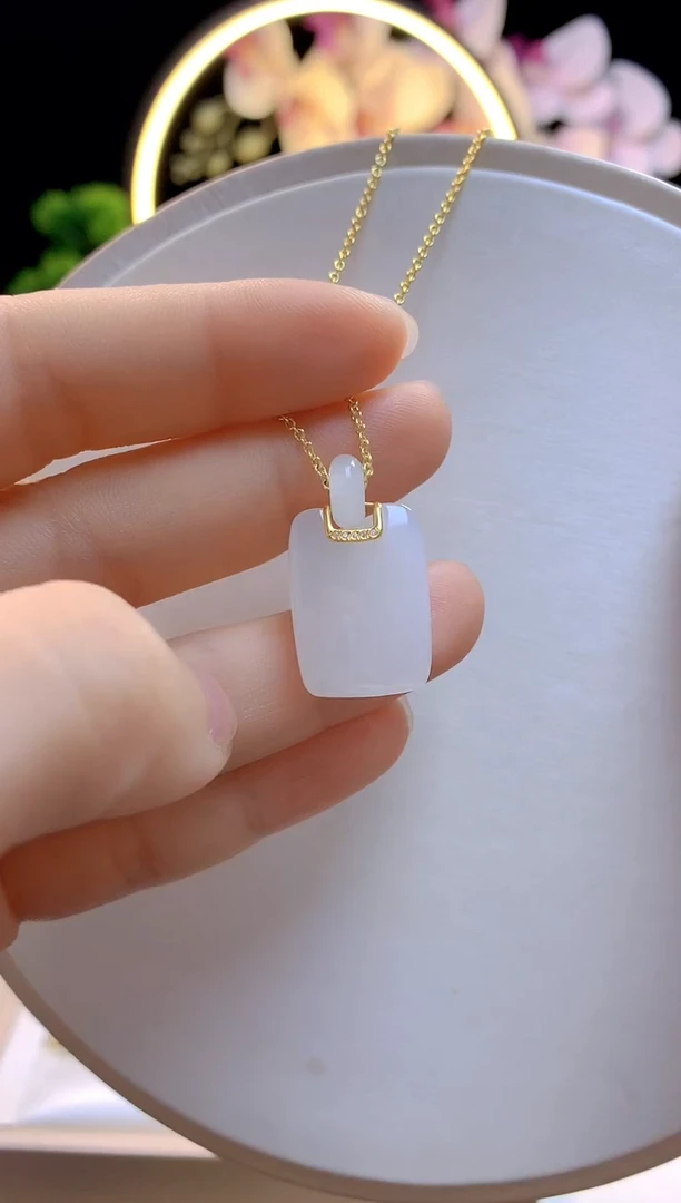 吊坠(赠链)18K金镶嵌和田玉白玉无事牌