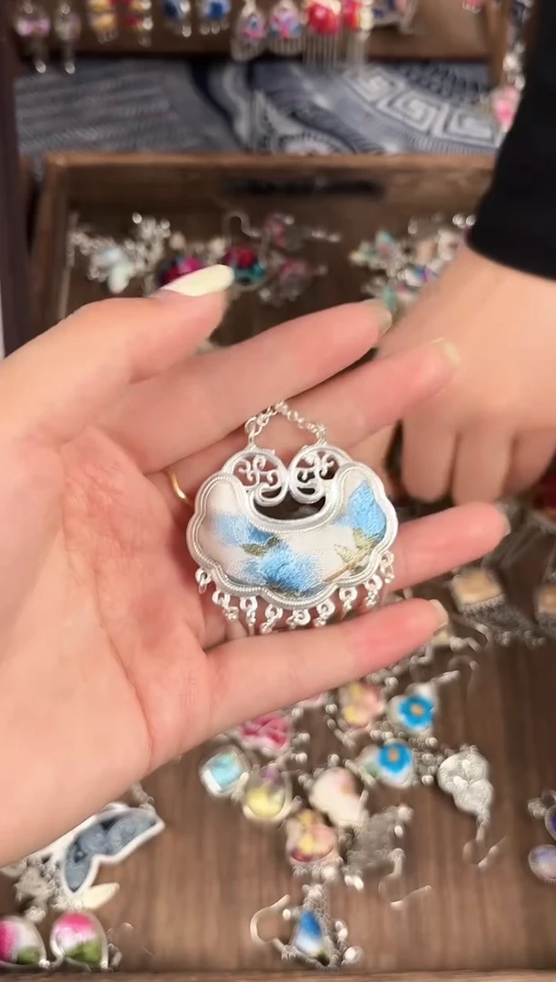 织绣y****n民族风非遗老绣饰品458*