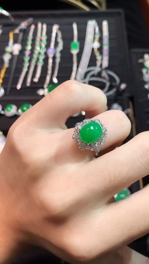 18K金镶嵌戒指翡翠黄阳绿厚庄蛋面戒指