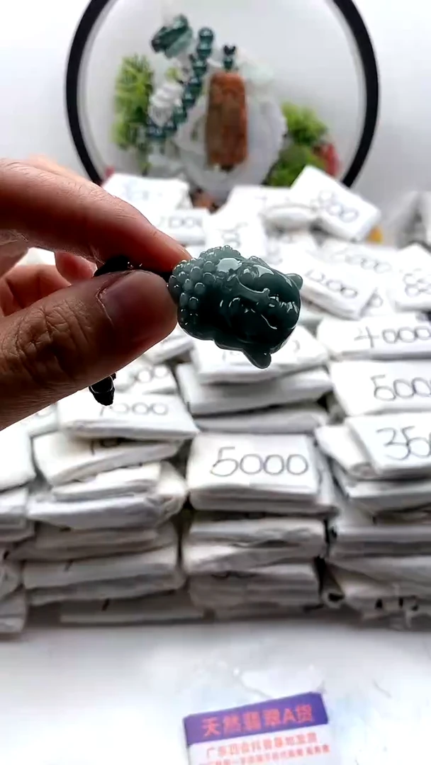 翡翠未镶嵌颈饰佛头【品质一般介意慎拍】