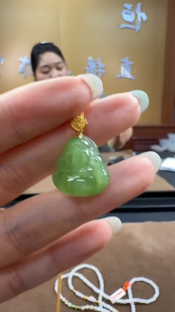 颈饰18K金镶嵌和田玉挂件