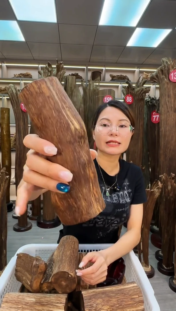 沉香碎屑沉香原料摆件工艺品一百以上带底座沉香