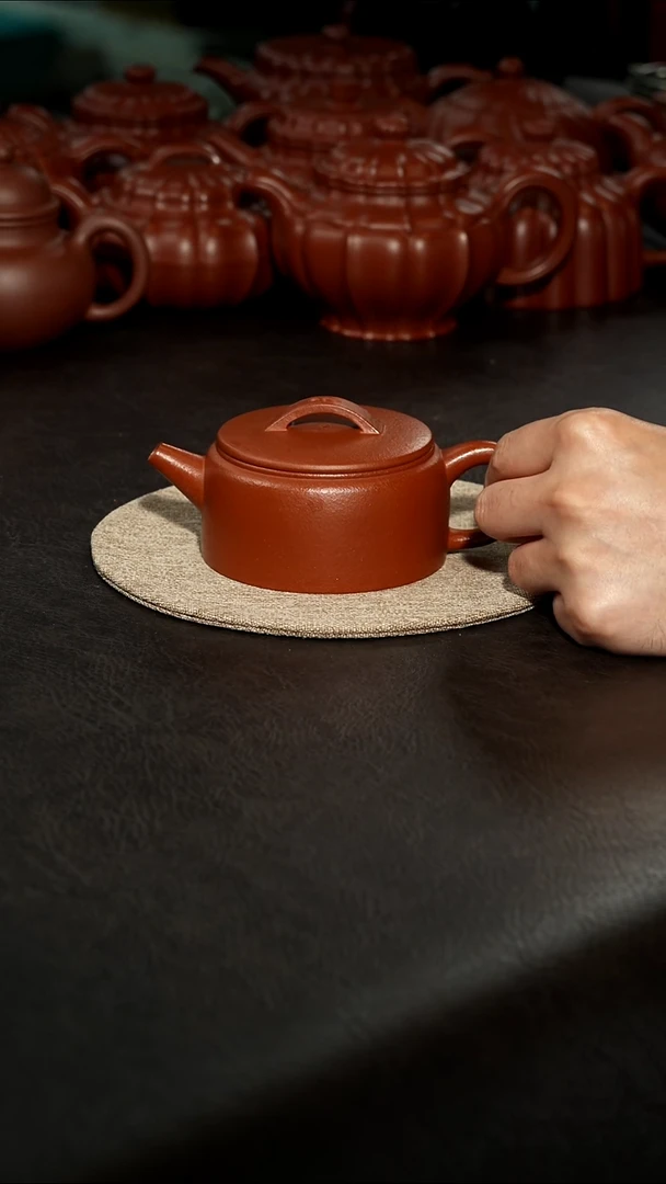 茶壶紫砂汉瓦，汪达明全手工。190cc红降坡。