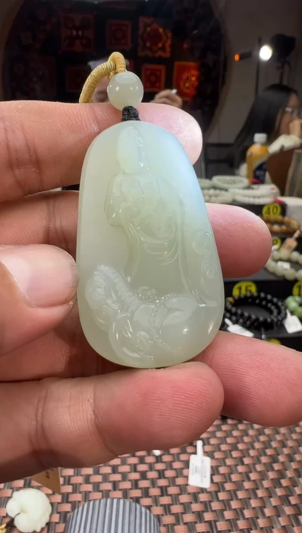 吊坠(赠链)未镶嵌和田玉且末料近矿青白玉观音吊坠