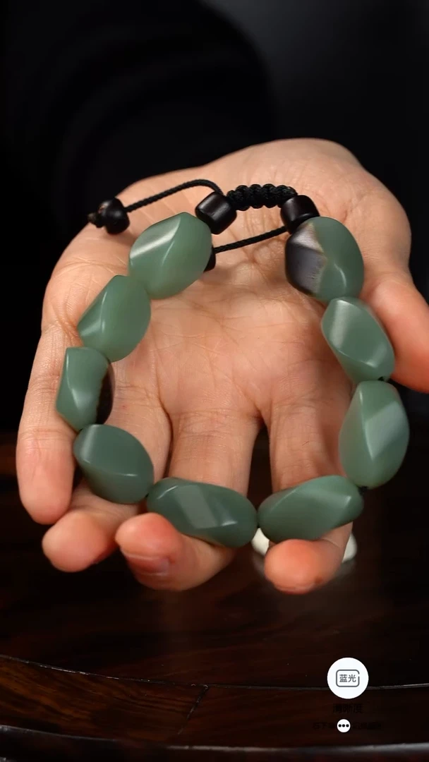 未镶嵌和田玉把件3*。手串