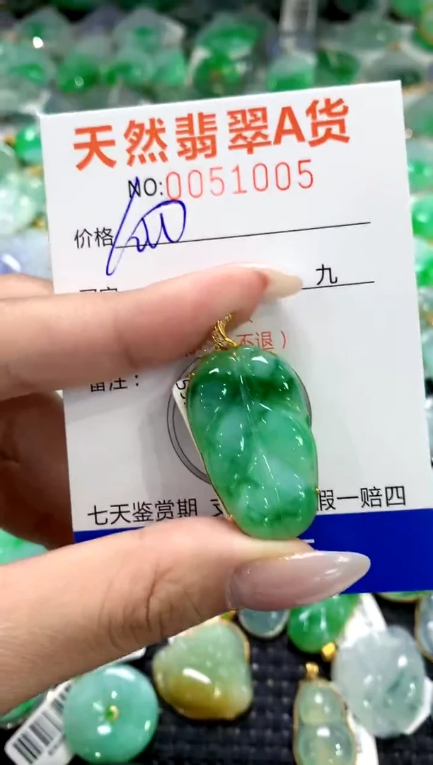 翡翠18K金镶嵌颈饰1111111111111111