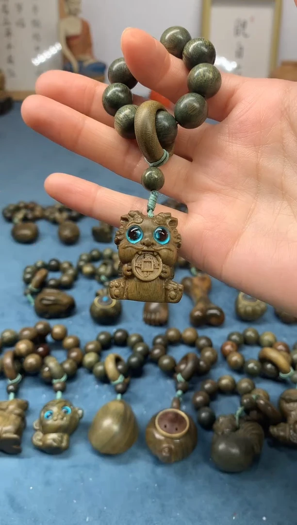 【闪购商品】维腊木（绿檀）把件吞金兽 盘玩件