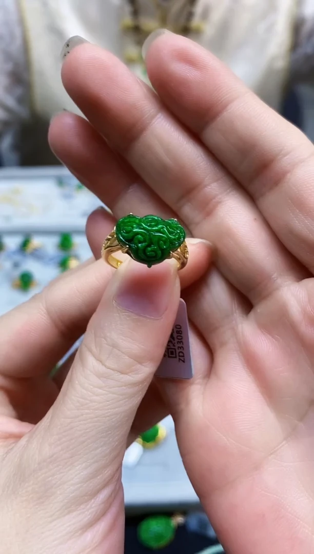 颈饰未镶嵌翡翠戒指