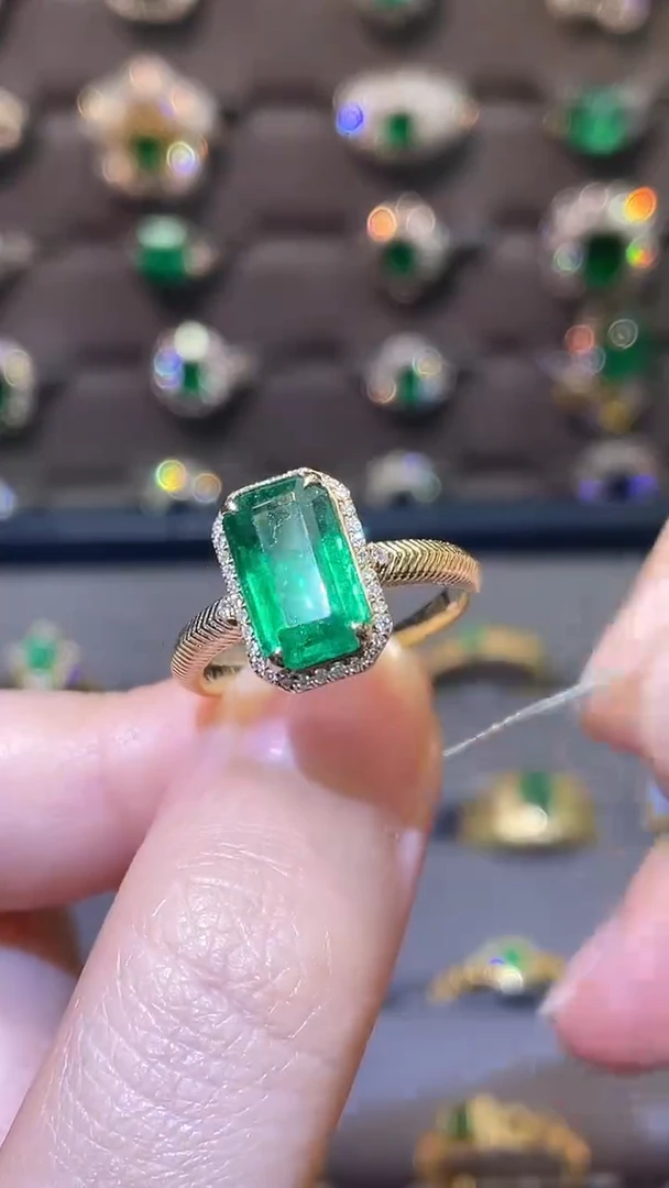 祖母绿戒指18K金镶嵌2.56ct